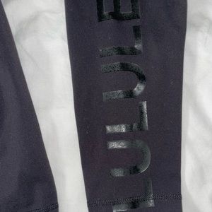 LULULEMON logo wunder under